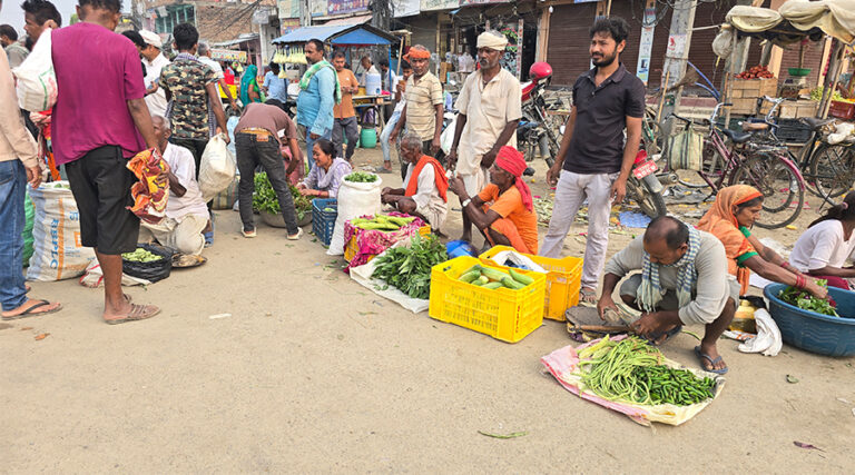 सडक दुर्घटनाको जोखिम बन्दै सिरहाको हाटबजार