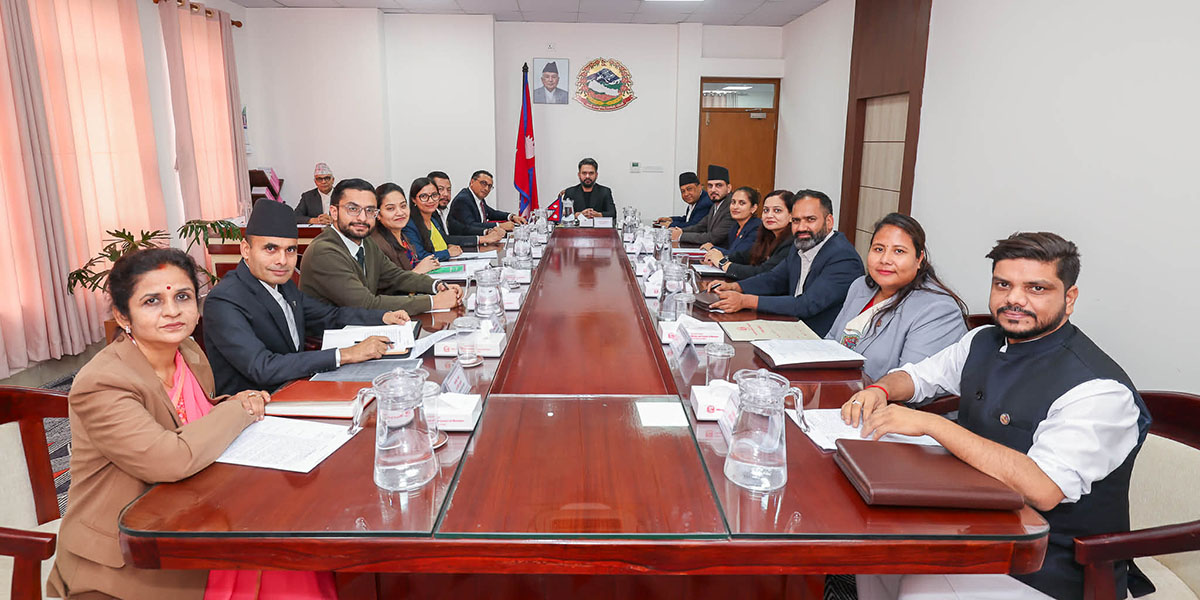 मन्त्रिपरिषद् बैठक जारी