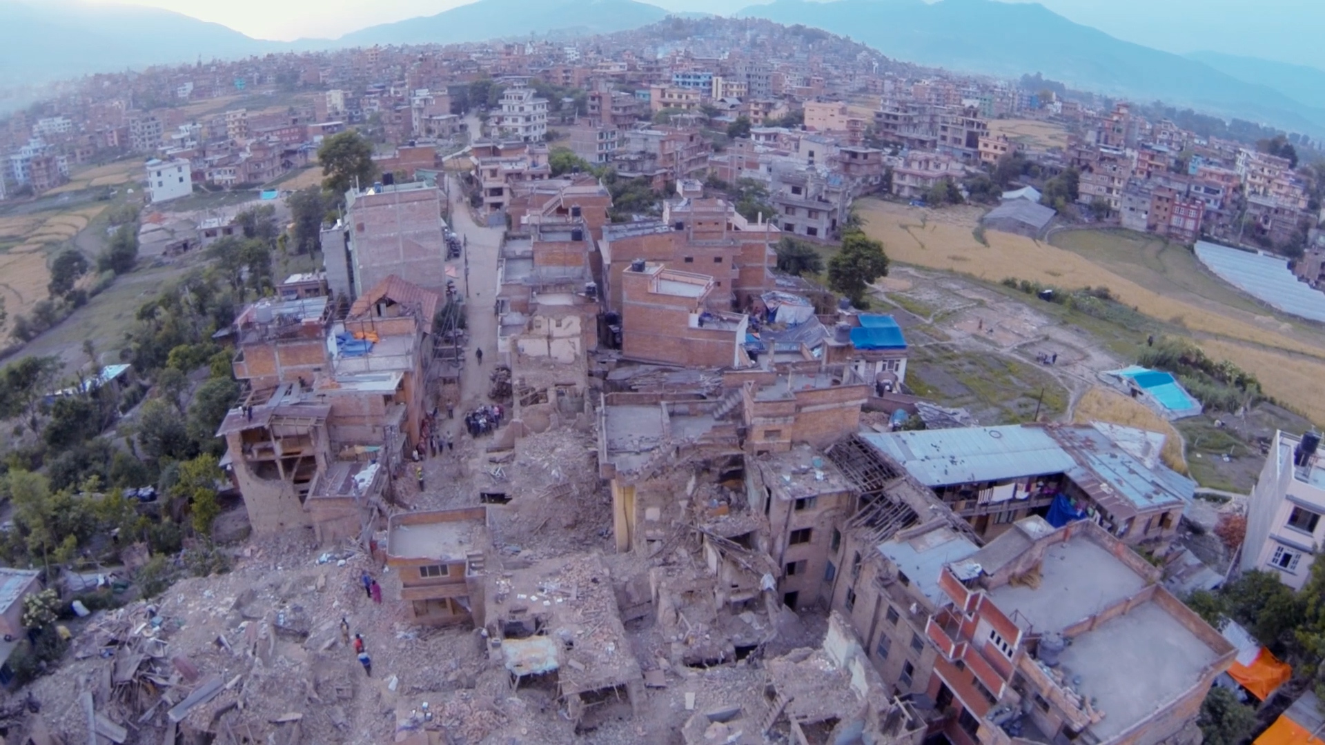 ०७२ विनाशकारी भूकम्प : दशक वित्यो पीडा र सम्झना ताजै, सरकार के गर्दैछ ?