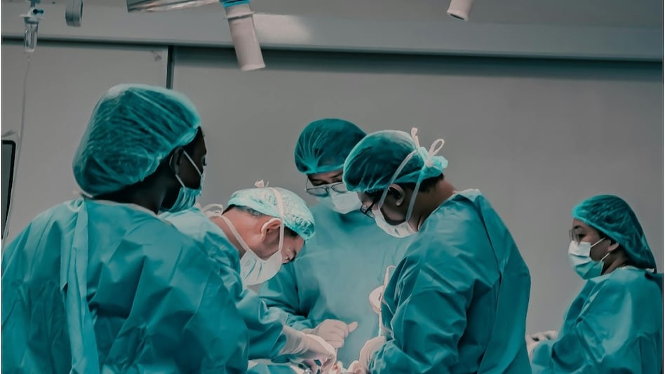 दाँतको उपचार गर्न गएका बिरामीको दुवै हातखुट्टा काटियो