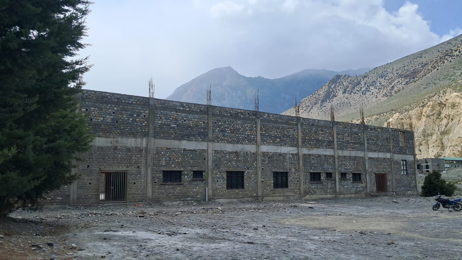 मुस्ताङको जोमसोममा निर्माणाधीन कभर्ड हल दुई वर्षदेखि अलपत्र