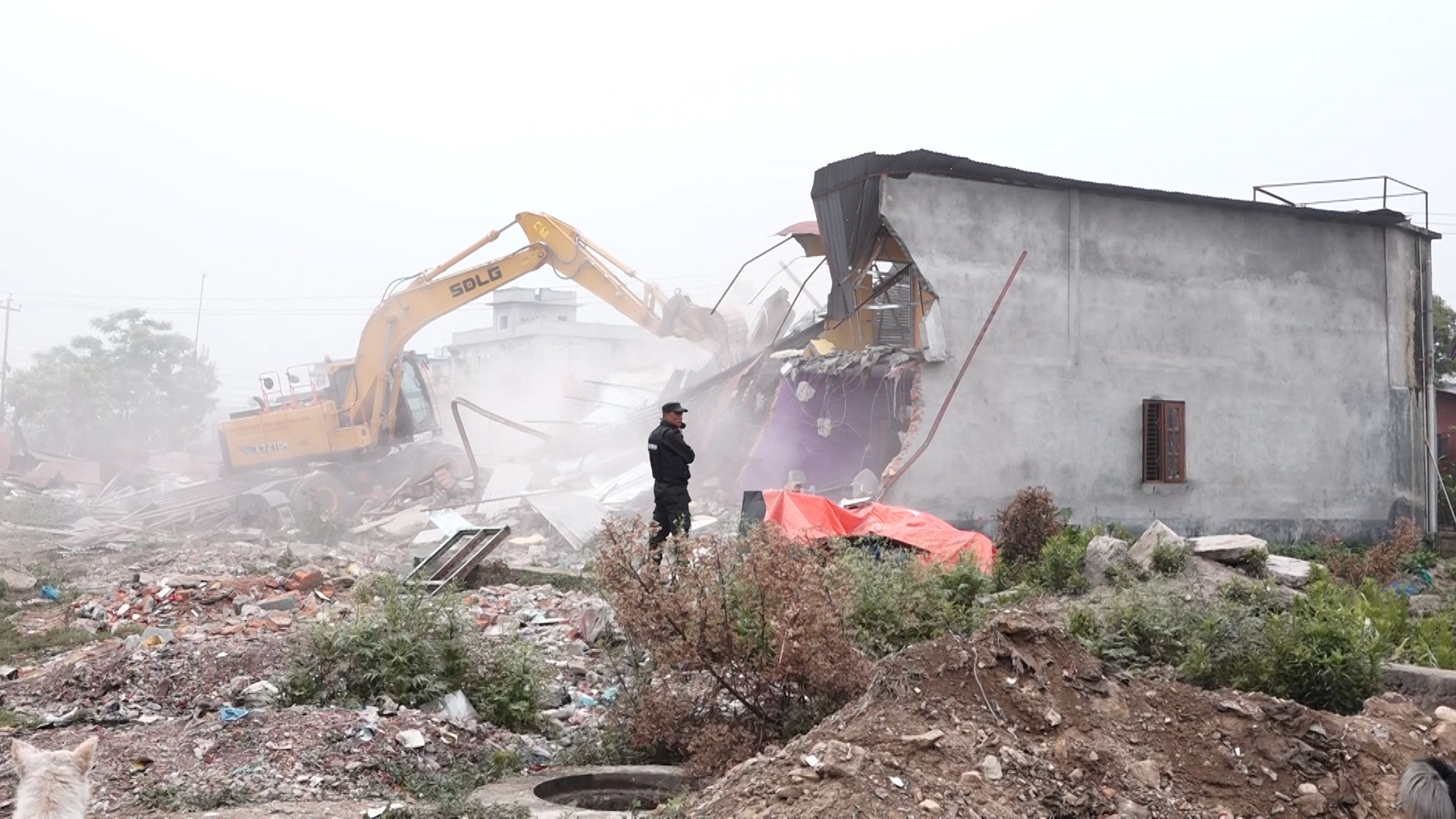 मनोहराको सुकुम्बासी बस्तीमा डोजर चलेपछि… (फाेटाेफिचर)