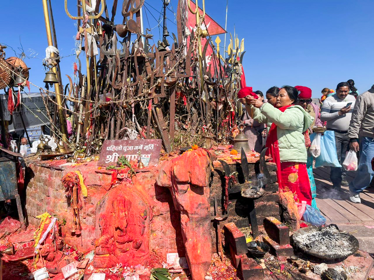 कालिञ्चोक भगवतीमा दर्शनार्थीहरु (तस्विरहरु)