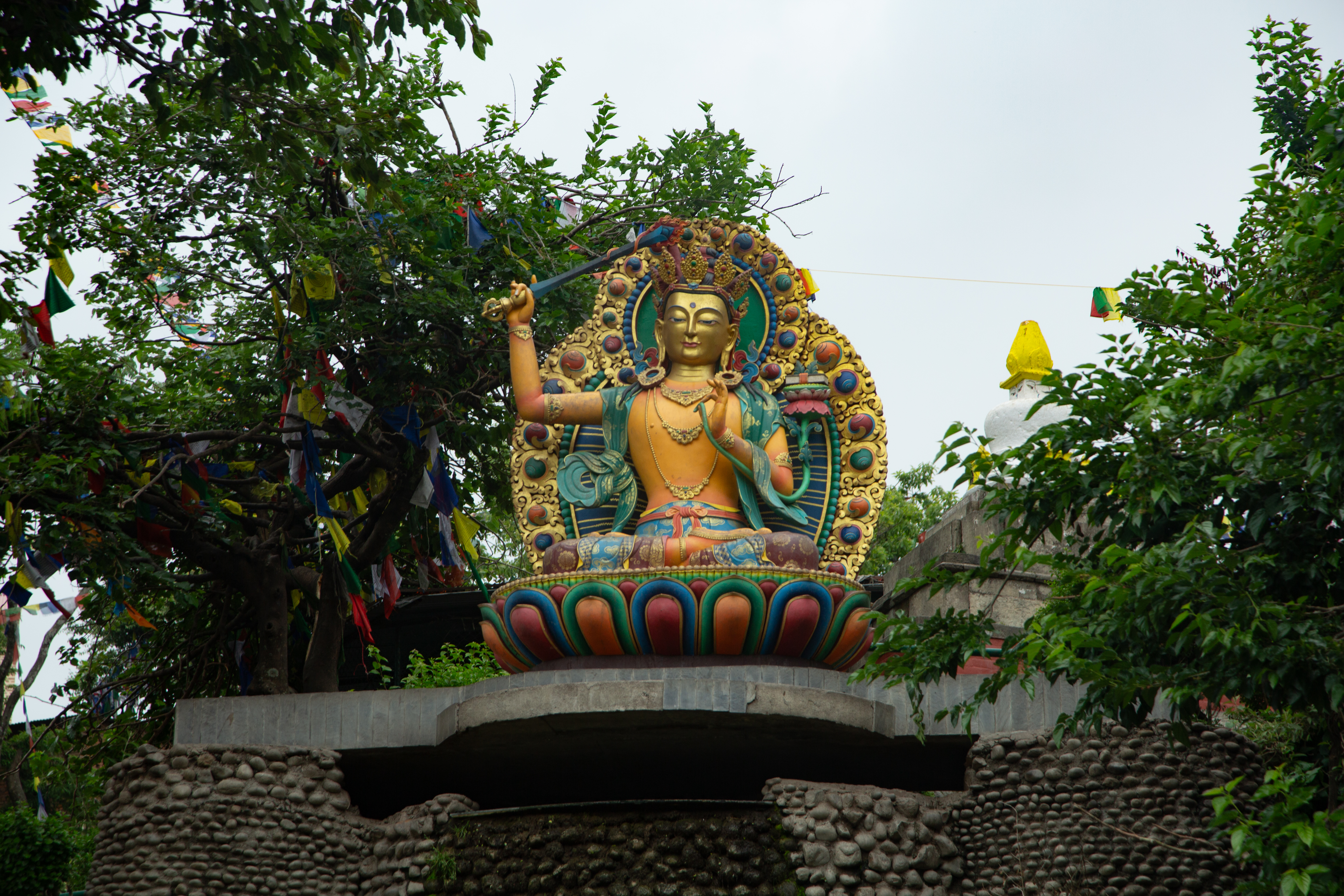 बुद्ध जयन्तीको लागि सिंगारिँदै स्वयम्भूनाथ क्षेत्र (फोटोफिचर)