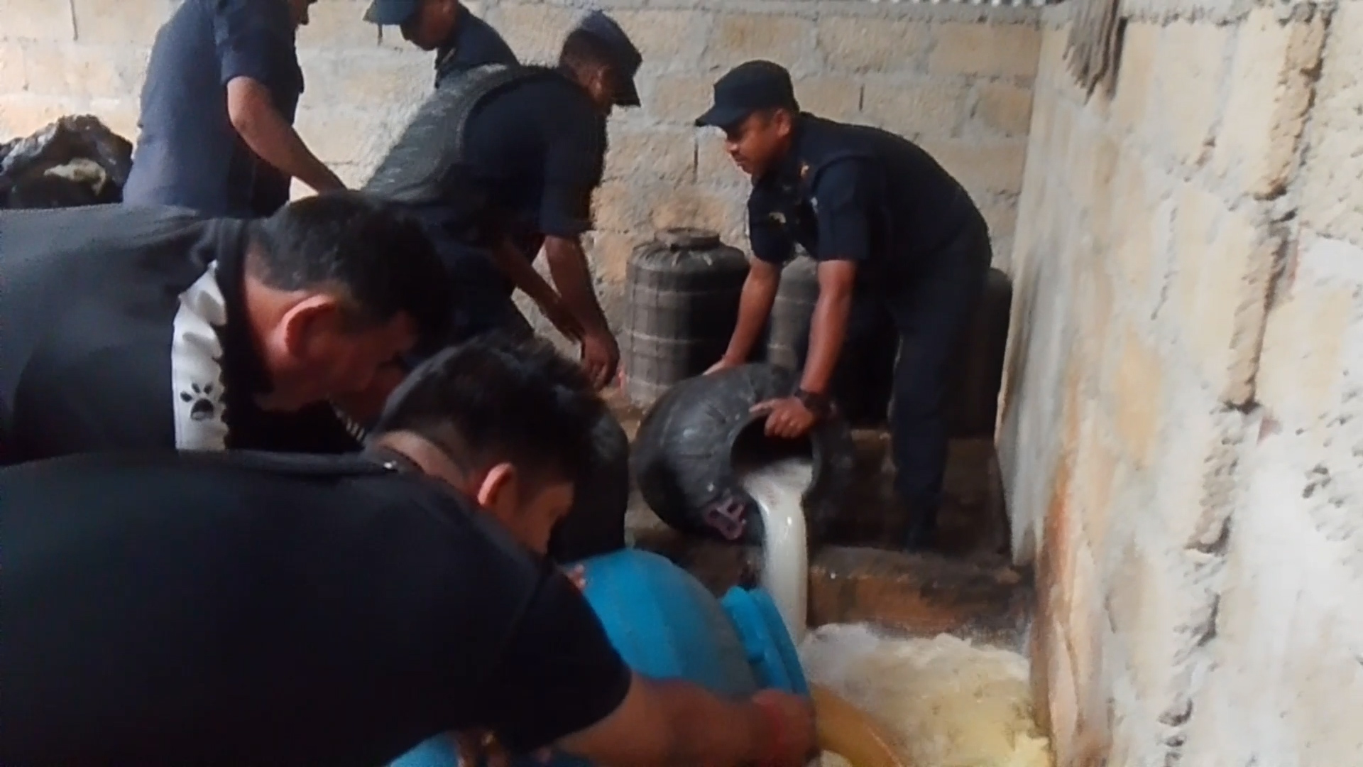 मकवानपुरमा ठूलो परिमाणमा मदिरा र कच्चा पदार्थ बरामद