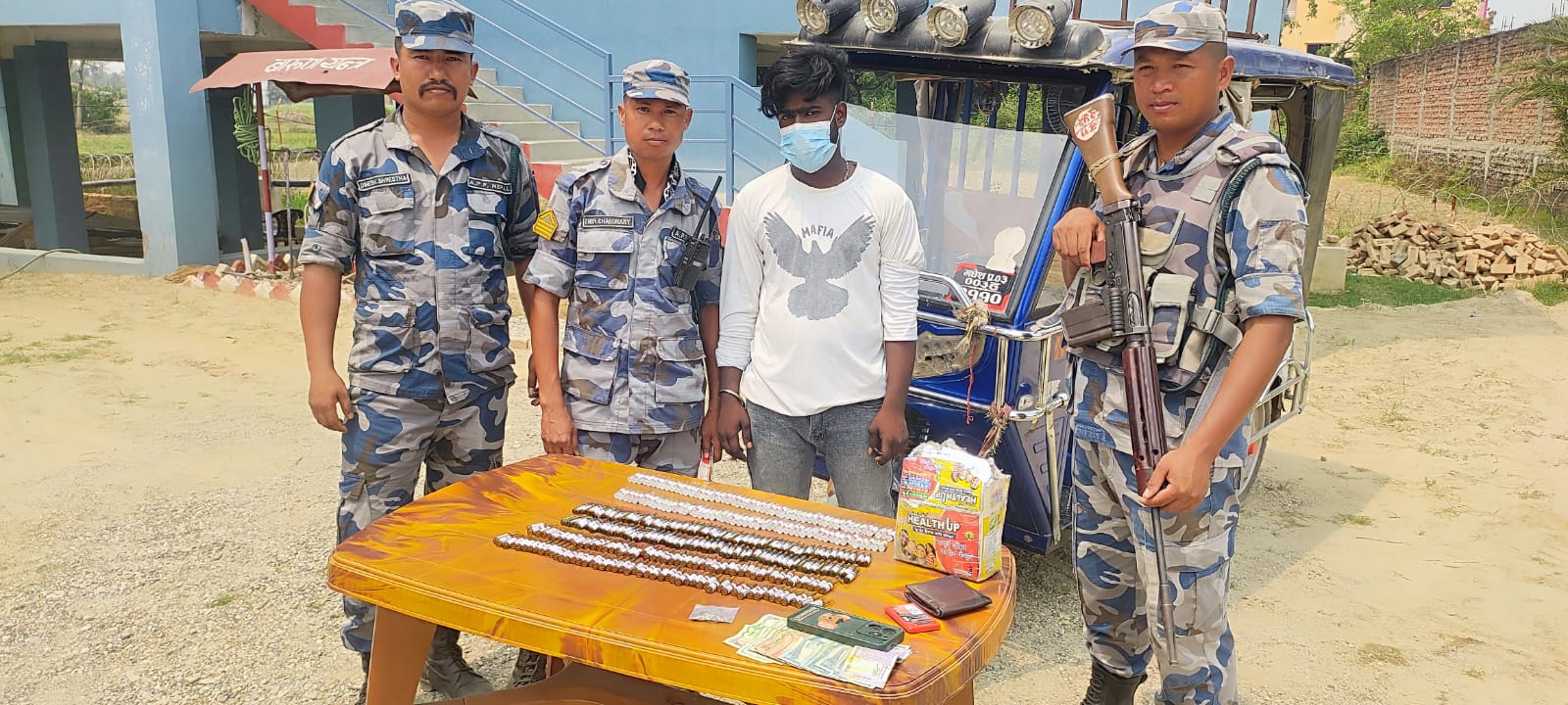 गौर भन्सारबाट ठूलो परिमाणमा लागूऔषधसहित अटो चालक पक्राउ