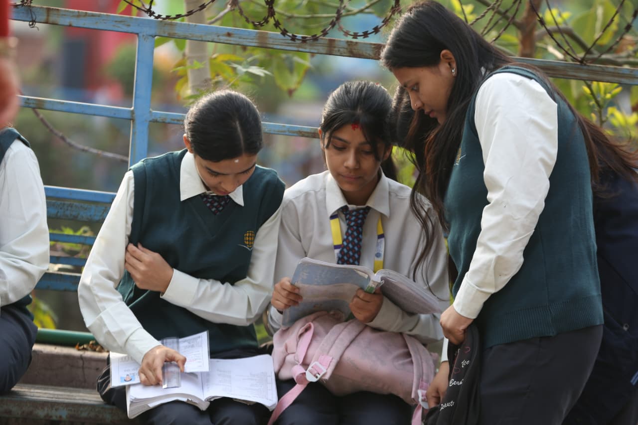 कक्षा १२ को परीक्षा सुरु (फोटो)