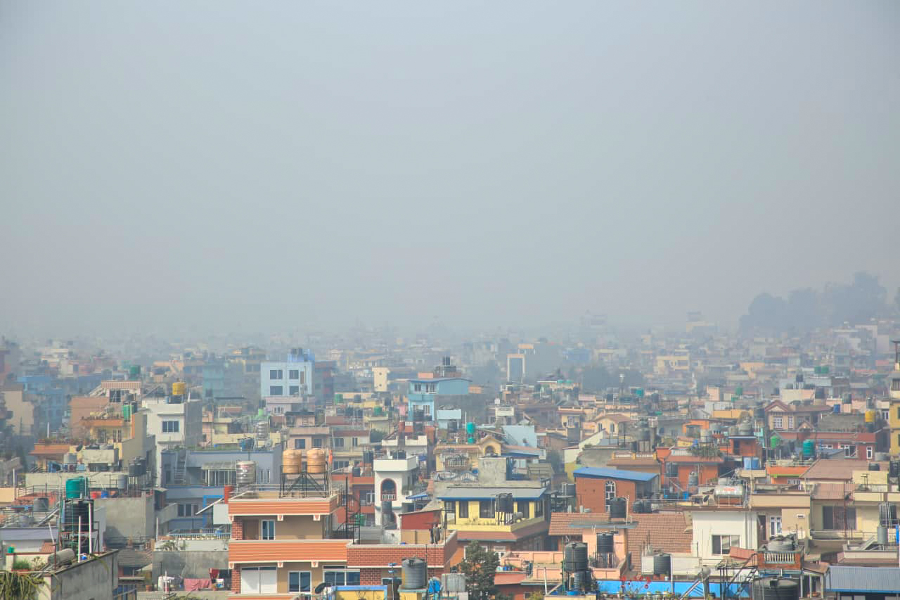 धुलो र धुवाँको घेरामा रुमल्लिएको काठमाडौं : पार्क र रुखहरूले जोगाएको अस्तित्व