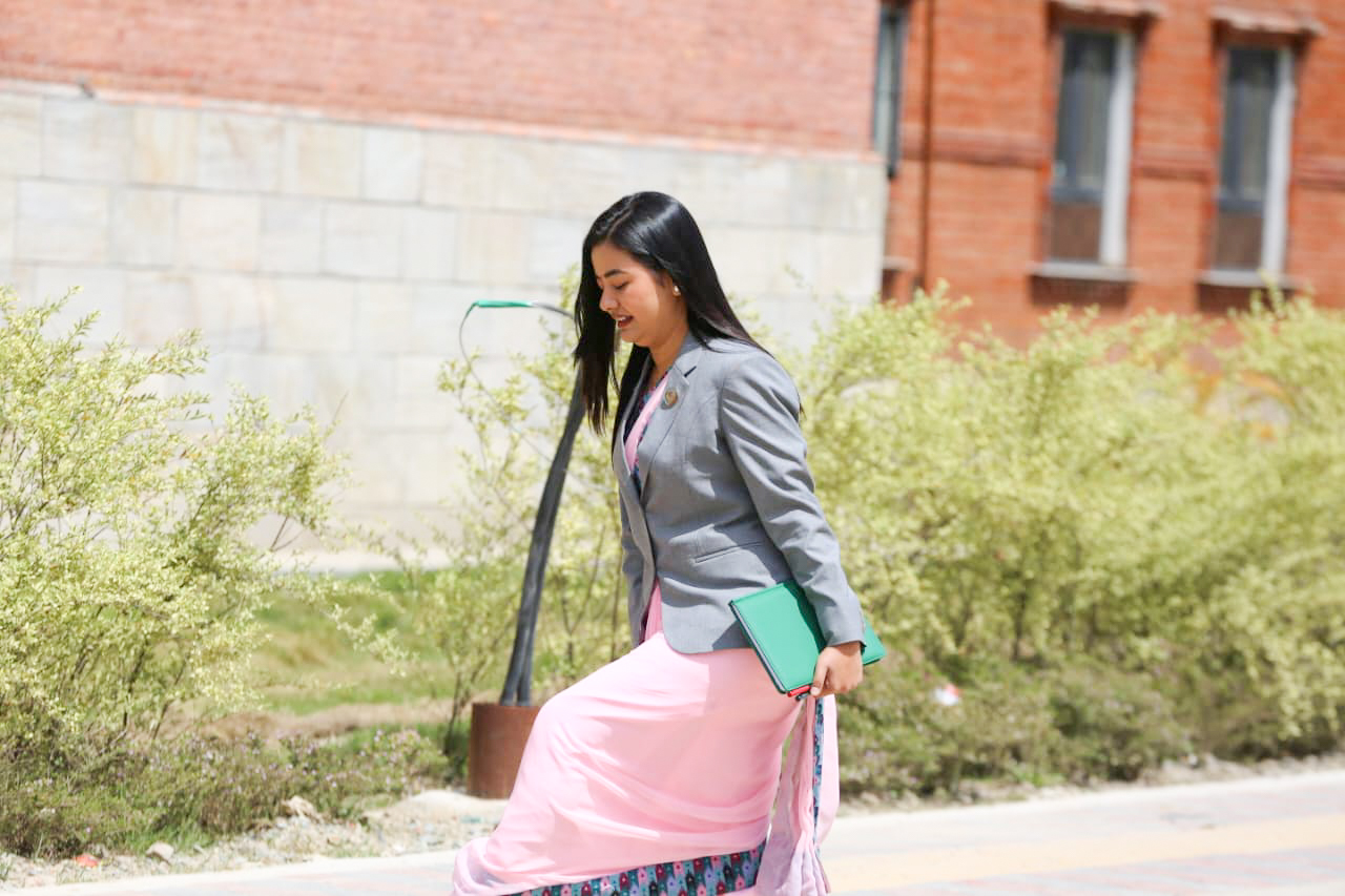 नयाँ सरकार गठनपछिको पहिलो संसद बैठकको लागि सांसदहरूको चहलपहल (तस्विरहरु)