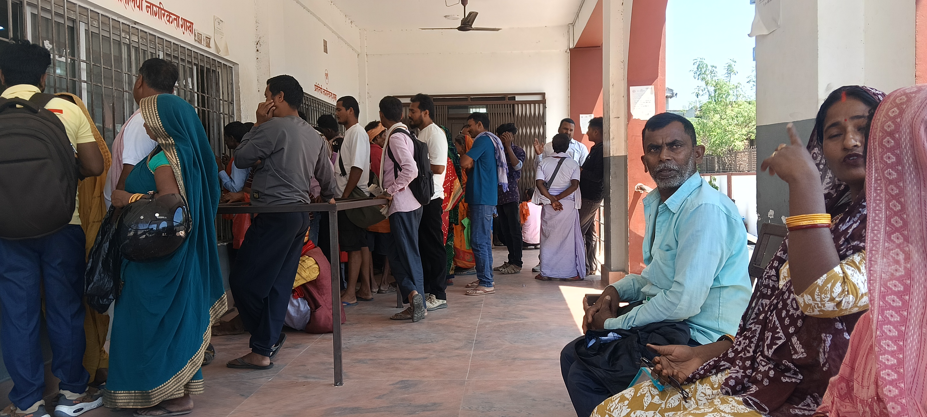 सर्लाहीमा नागरिकता लिनेलाई सास्ती : भीड व्यवस्थापनमा कमजोरी र कर्मचारीमाथि दुर्व्यवहारको आरोप