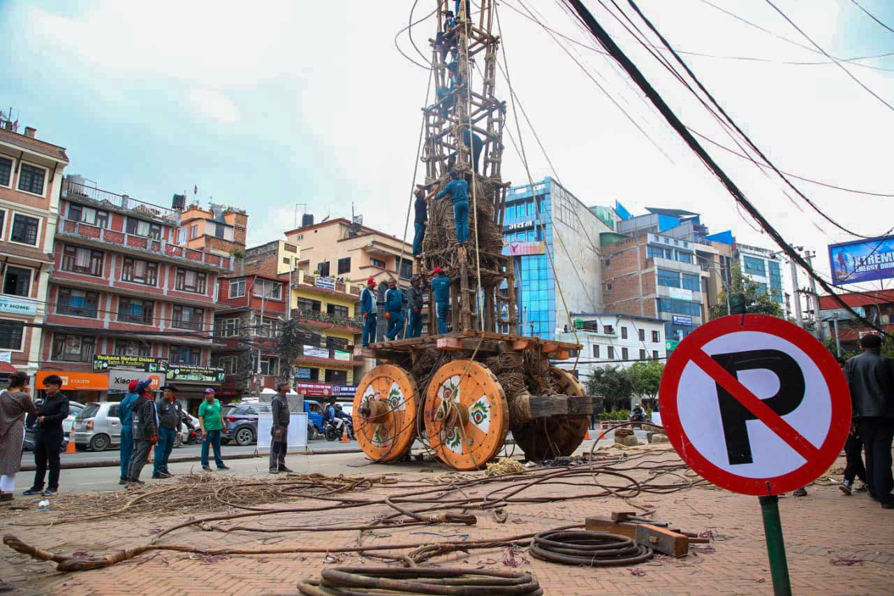 रातो मच्छिन्द्रनाथको रथ निर्माण हुँदै (तस्बिरहरू)