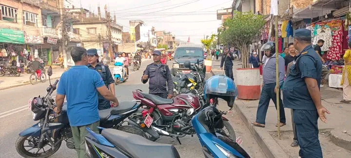 हेटौंडास्थित राजमार्गमा अव्यवस्थित पार्किङ हटाइयो