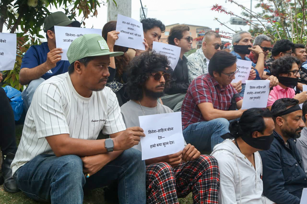 माइतीघर मण्डलामा कलाकर्मीहरूको शान्तिपूर्ण विरोध प्रदर्शन (तस्बिरहरू)