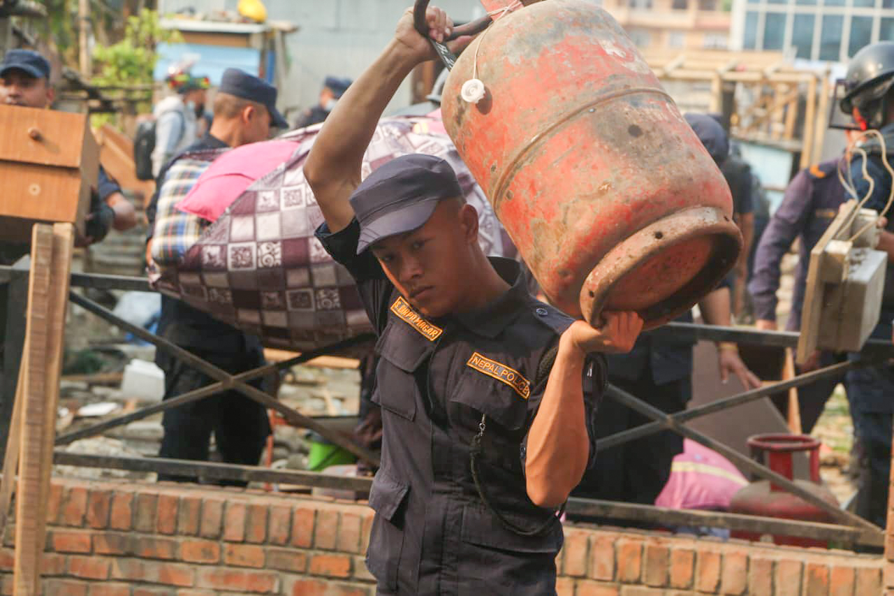 सुकुम्बासी बस्ती खाली गराउन सहयोग गर्दै नेपाल प्रहरीका जवानहरू (फोटोफिचर)