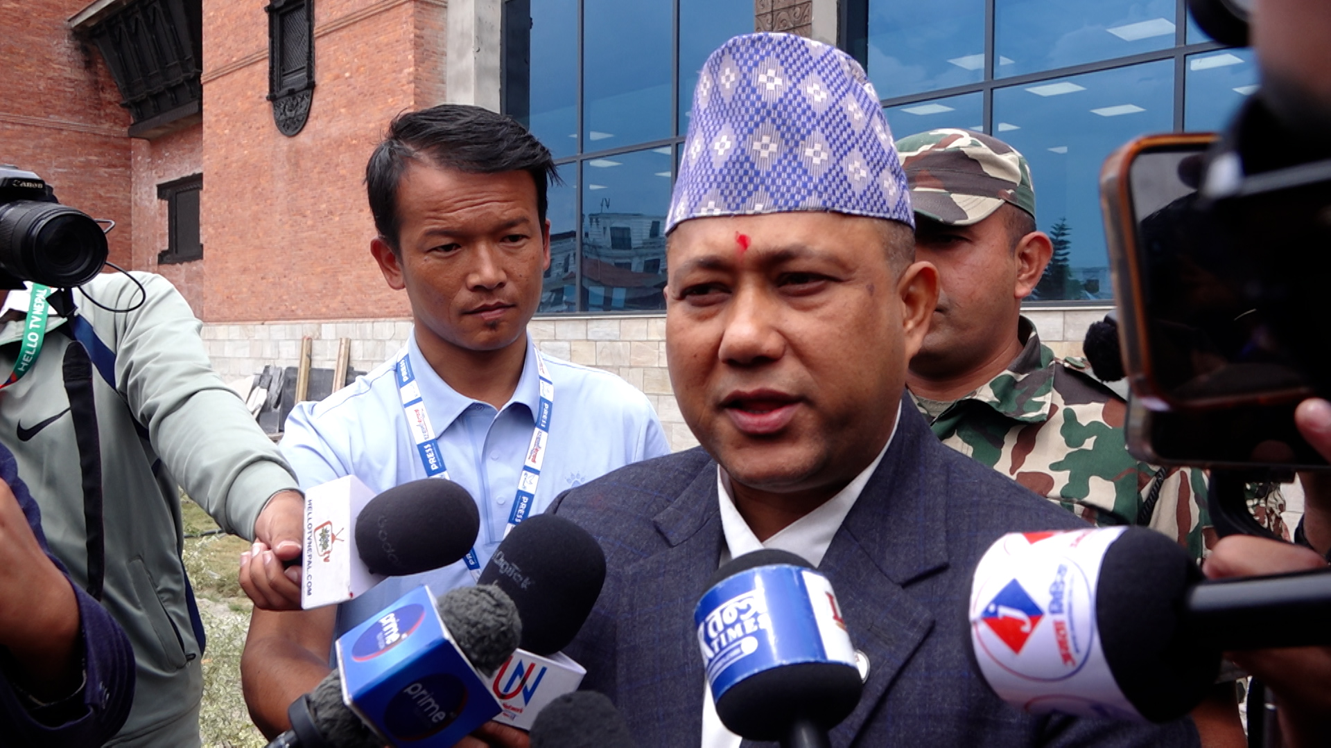 संसद बाहिर सांसद : डीपी अर्यालको प्रशंसा, ‘बादल’को आलोचना