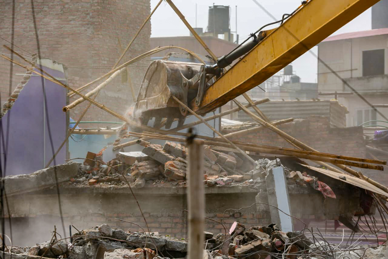 गैरीगाउँको सुकुम्बासी बस्तीको पक्की घरमा डोजर चलाइयो