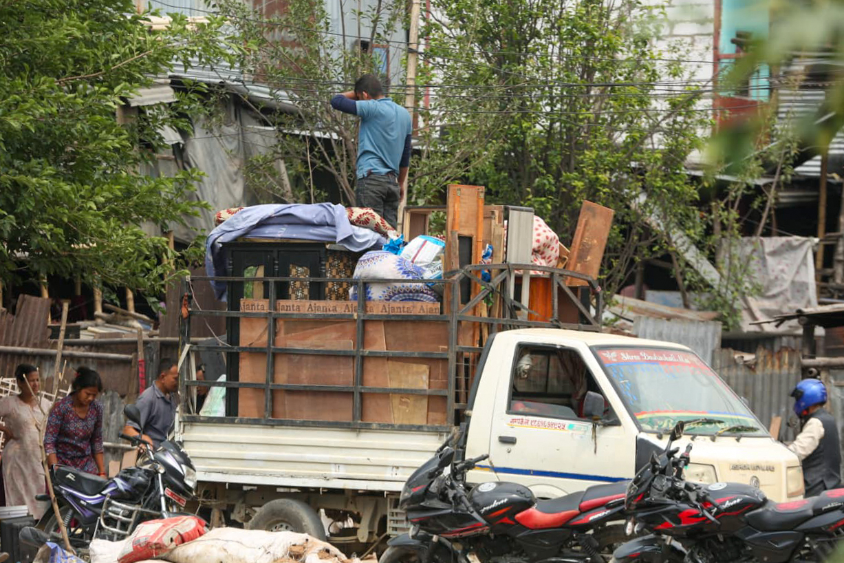 खाली गराइँदै मनोहरास्थित सुकुम्बासी बस्ती (तस्बिहरू)