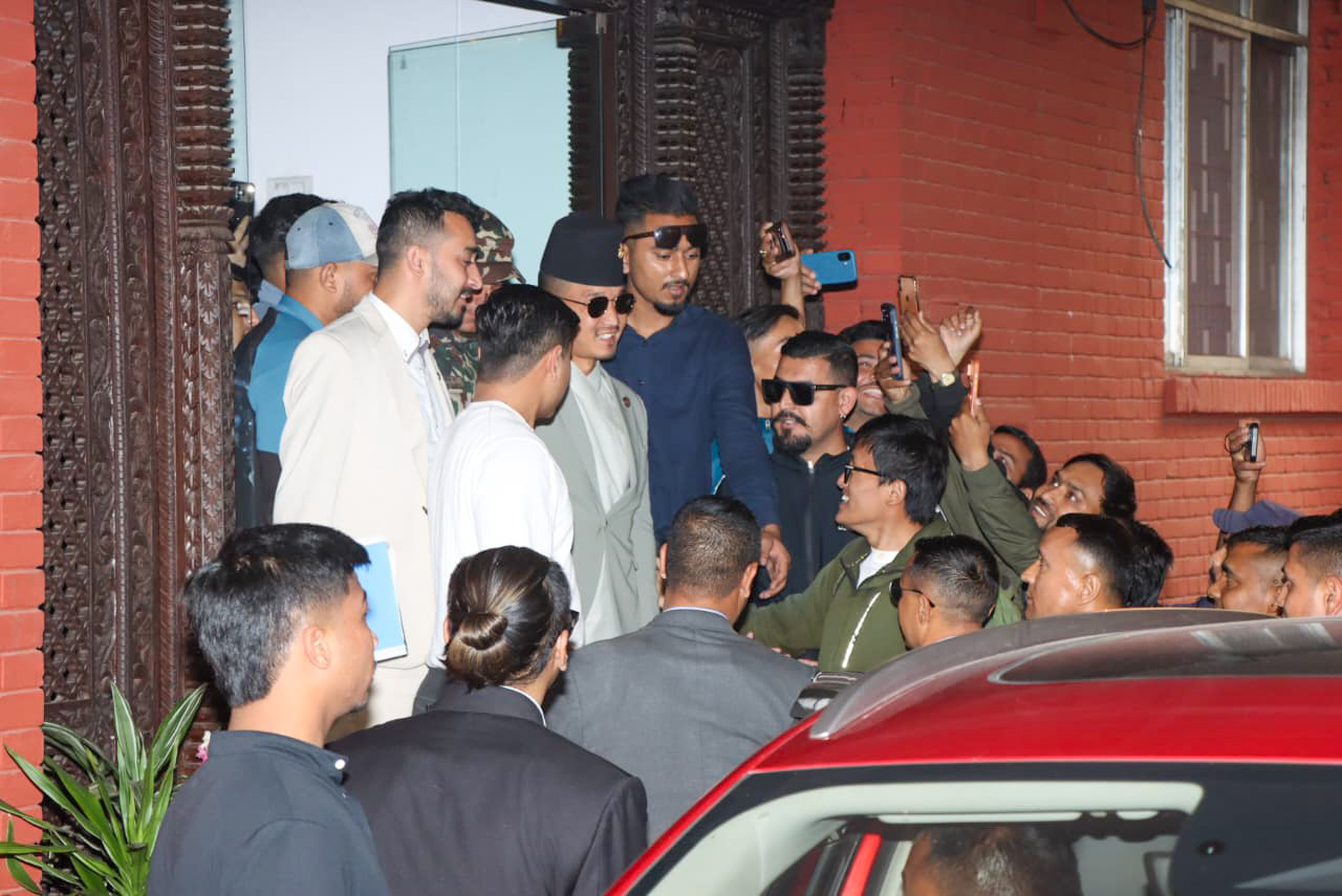 मुस्कुराउँदै बाहिरिए मन्त्रालयबाट गृहमन्त्री (तस्बिरहरू)