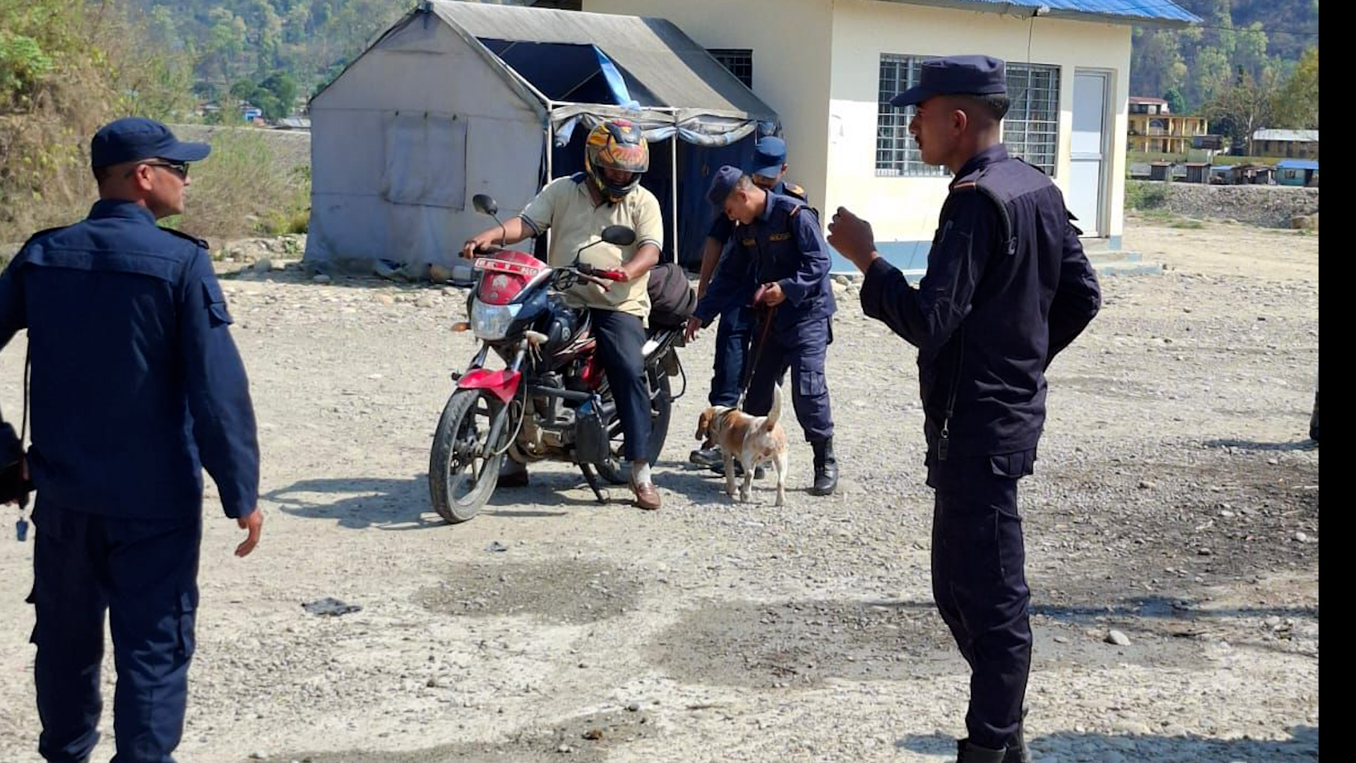 लागूऔषध र अवैध हतियार खोज्न तालिम प्राप्त कुकुरको प्रयोग