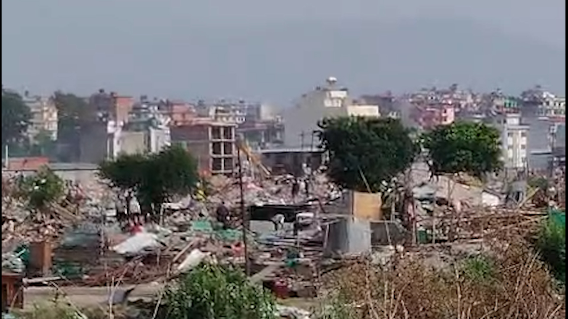 जडिबुटी मनोहरा खोला नजिकको सुकुम्बासी बस्तीमा लगाइयो डोजर (तस्बिरहरू)