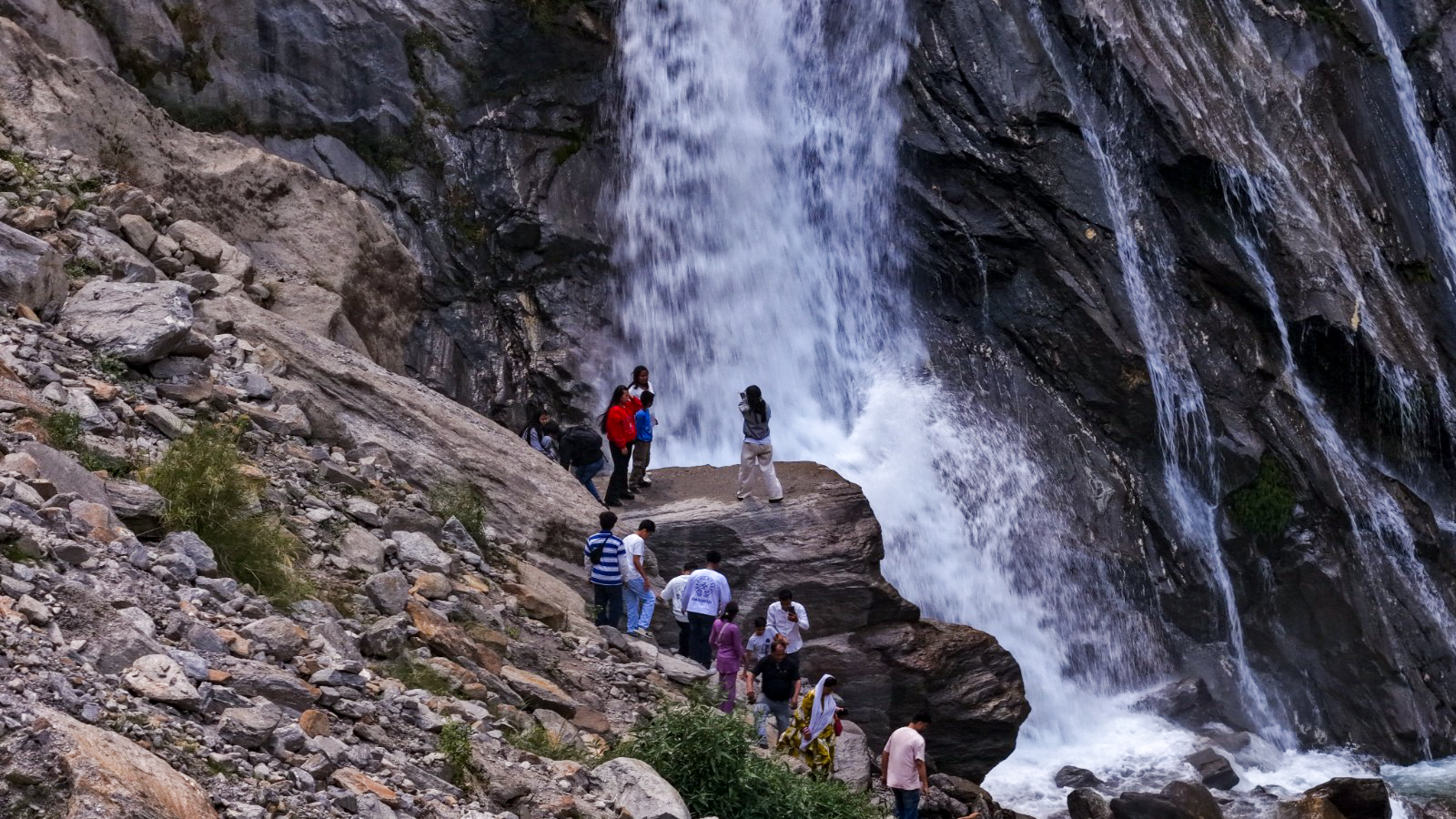 पर्यटकको रोजाइमा म्याग्दीको रुप्से झरना (फोटोहरु)