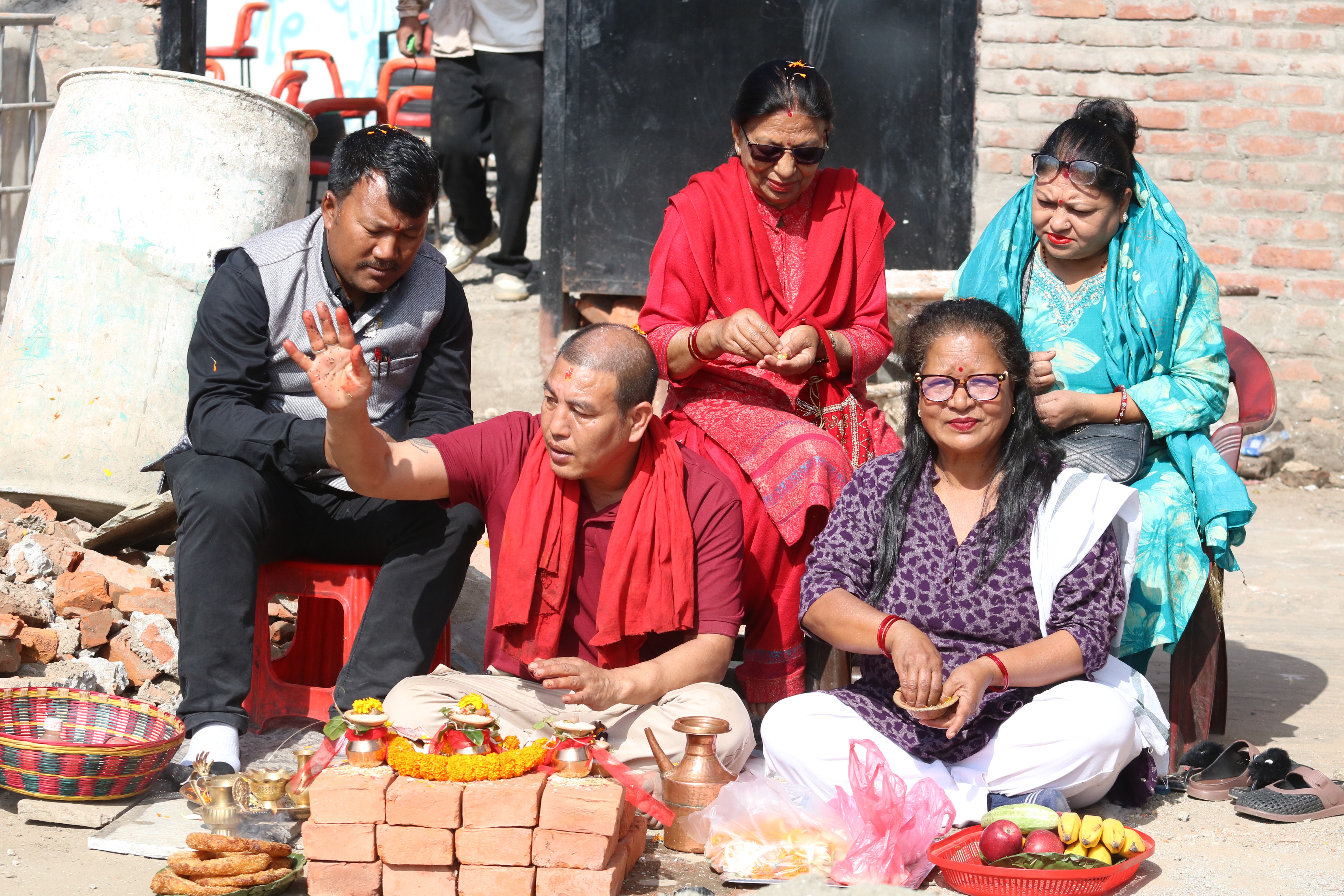 इट्टा पाखामा शताब्दी औँ देखिको फल्चाको पुन:निर्माणका लागी शिलान्यास (तस्बिरसहित)