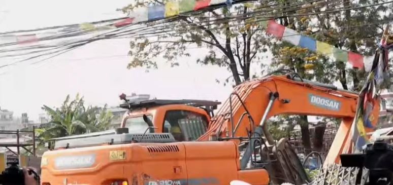 थापाथलीस्थित सुकुम्बासी बस्तीमा डोजर चल्यो