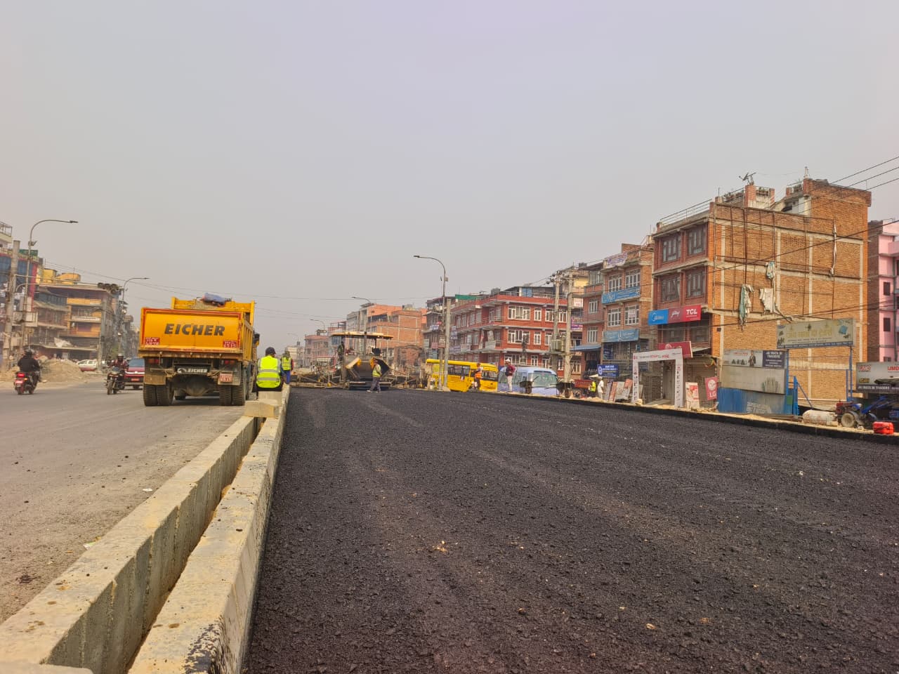 सूर्यविनायक-जगाती सडकखण्डमा कालोपत्रे धमाधम हुँदै (तस्विरहरू)