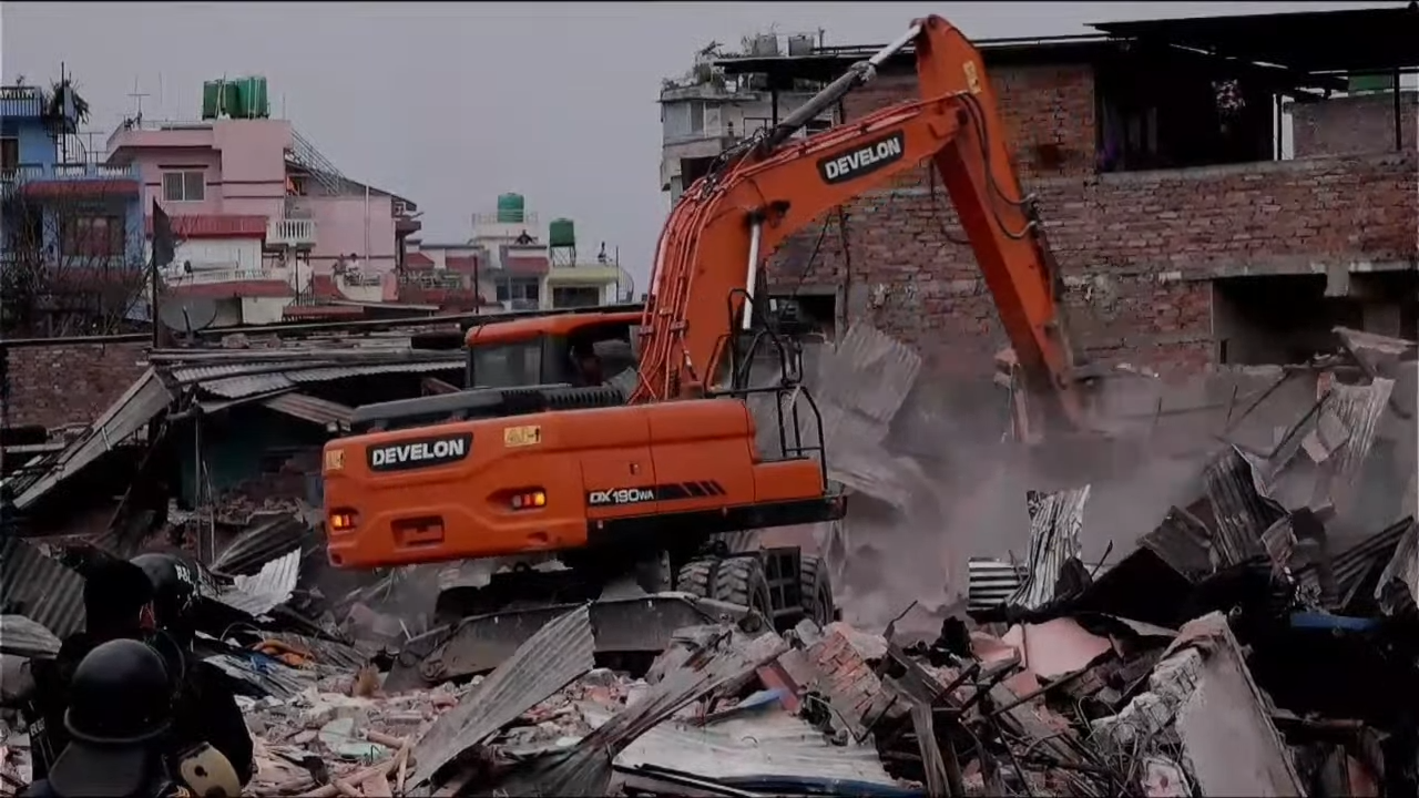 गैरीगाउँको सुकुम्बासी बस्तीमा डोजर चलाइयो