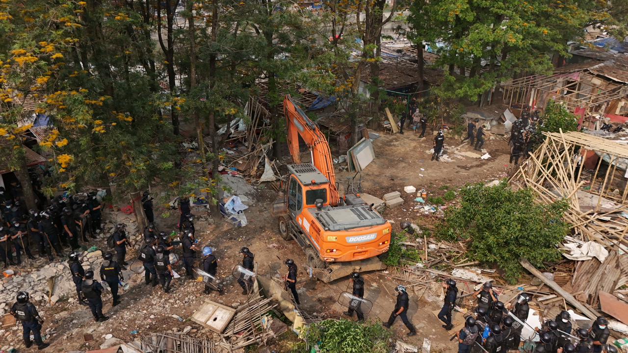 सुकुम्बासी बस्तीमा डोजर चल्यो