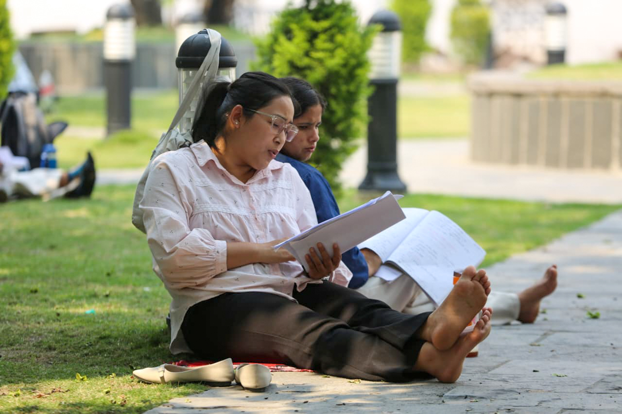 पुस्तक दिवस : पुस्तकको संसारमा डुबेका पाठकहरू (तस्बिरसहित)