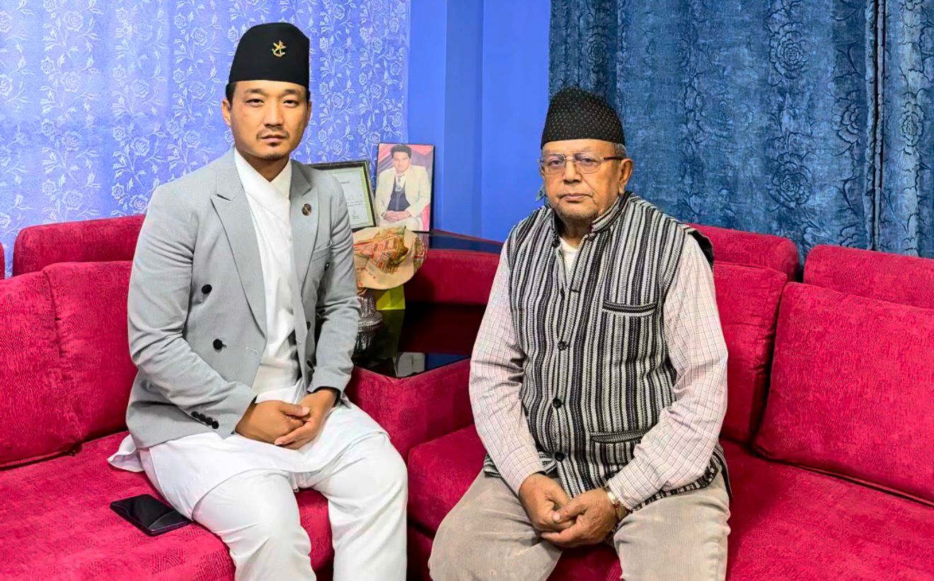 एमाले कार्यकर्ताबाट दुर्व्यवहारमा परेका वृद्धालाई भेट्न गृहमन्त्री सुधन गुरुङ उनकै निवास पुगे