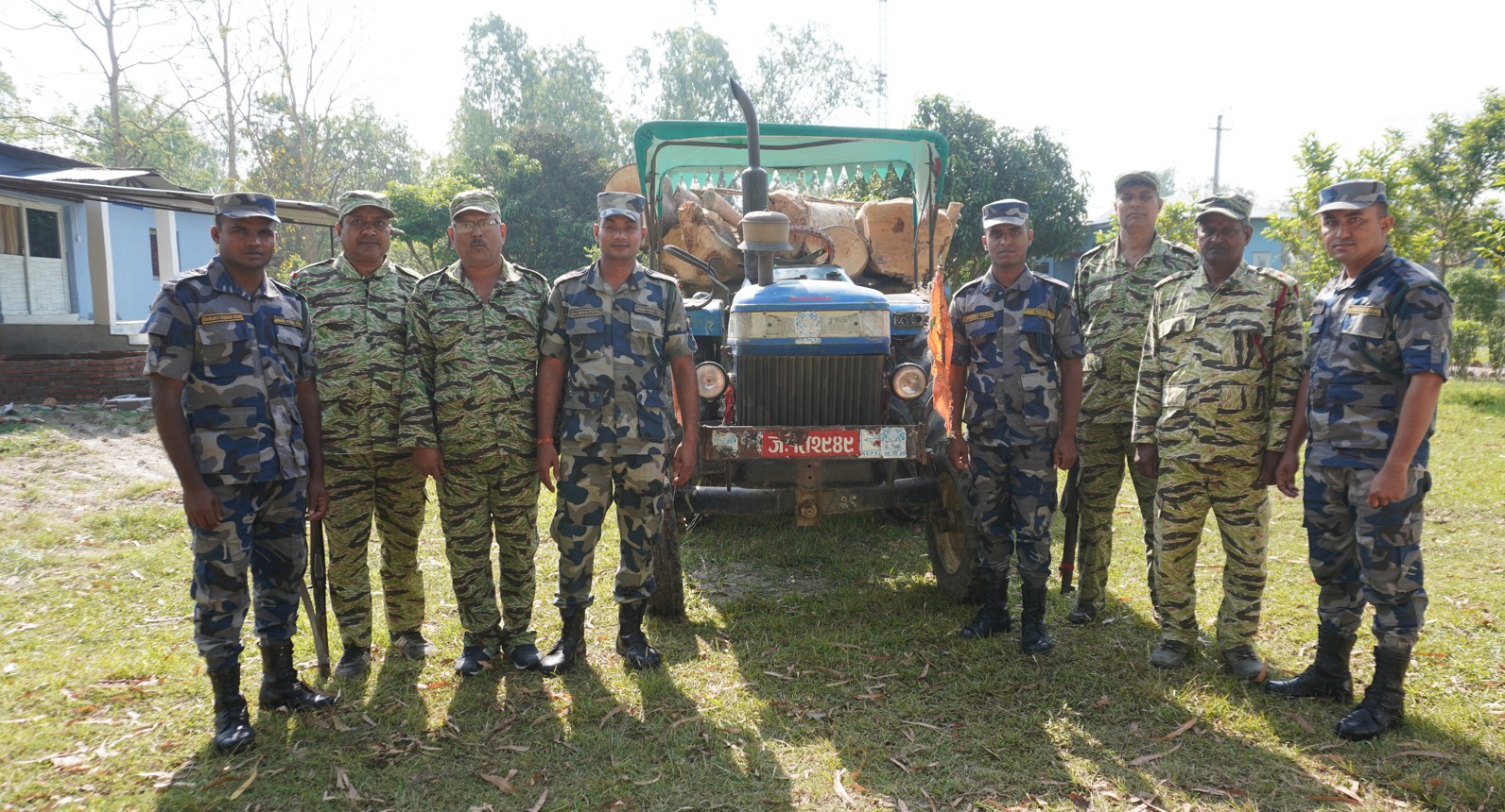 सर्लाहीमा अवैध काठसहित ट्याक्टर पक्राउ, १० लाख बढीको सामान बरामद