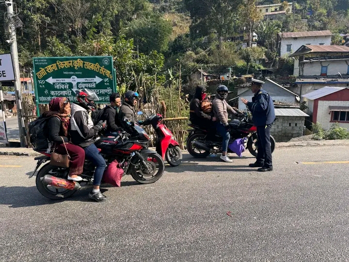 भैँसेमा ट्राफिक हवलदार रोशननाथमाथि गम्भीर आरोप : दादागिरी, अवैध असुली र धम्कीको गुनासो