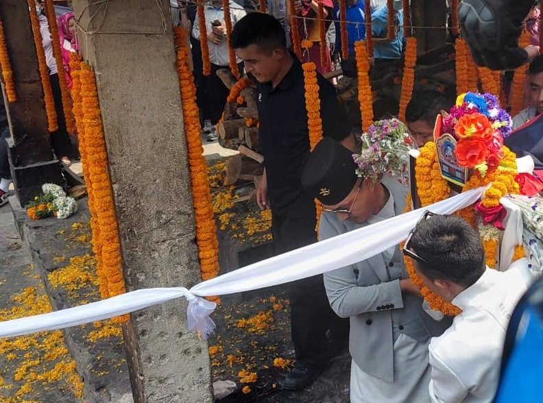प्रहरीको शव काँधमा बोकेर गृहमन्त्री अन्तिम संस्कारमा
