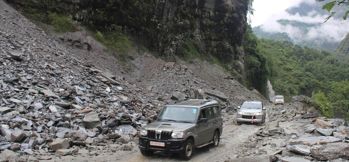 महभिरमा पहिरो खस्दा बेनी-जोमसोम सडक ठप्प, पर्यटक र तीर्थयात्री बीचमै रोकिए
