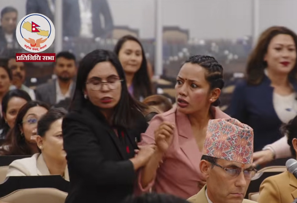 संसद्‍मा जंगिइन् आशिका तामाङ, रास्वपाकै सांसदले हलबाट बाहिर निकालेर सम्झाए