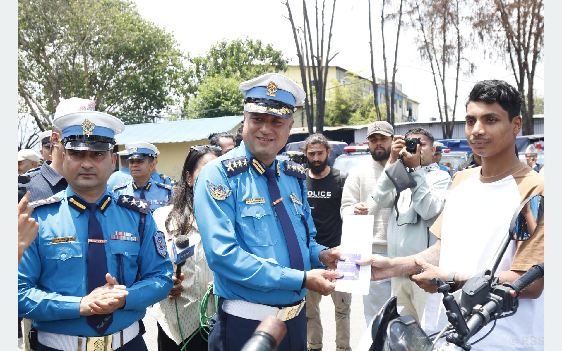 हराएका ६५ वटा मोटरसाइकलर र स्कुटर सम्बन्धित धनीलाई हस्तान्तरण