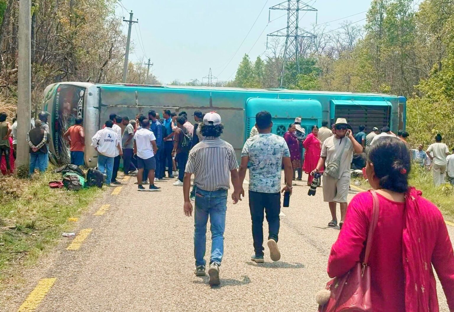 बस दुर्घटना, १८ जना घाइते