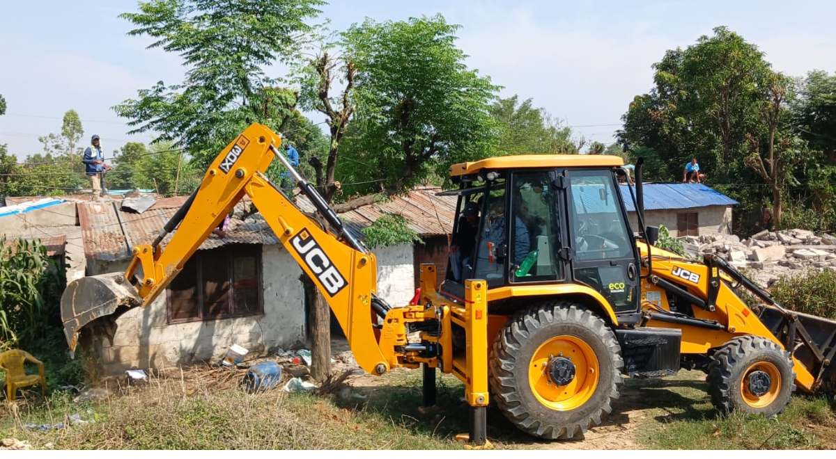 कञ्चनपुरको बेलौरीमा मन्दिरको जग्गा अतिक्रमण गरी बनाइएका संरचना हटाइँदै