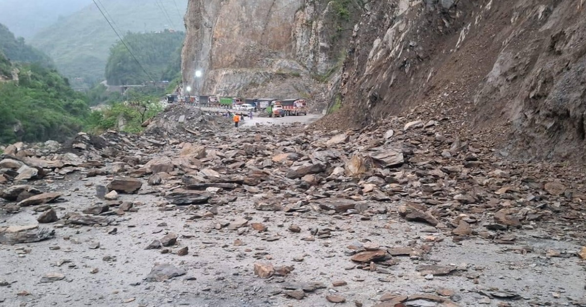 तुइनखोलामा सुक्खा पहिरो खस्यो, नारायणगढ-मुग्लिन सडक पूर्ण रूपमा बन्द