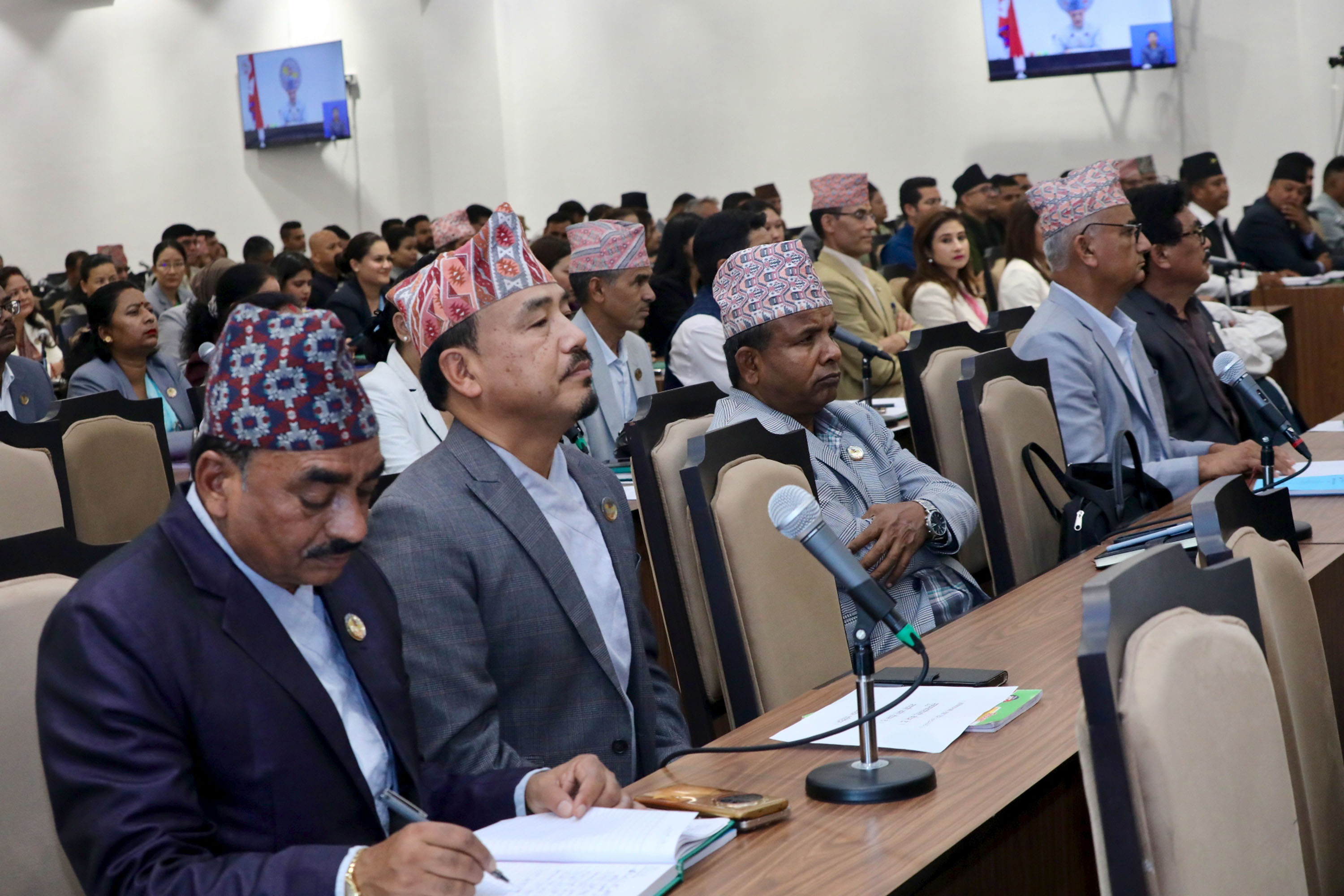 शक्तिशाली सरकारसामु निरीह प्रतिपक्ष