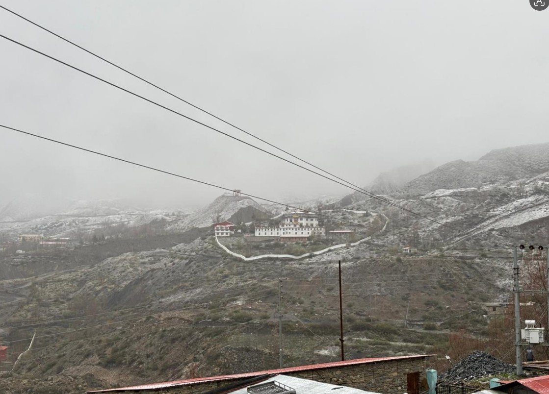गर्मीयाममा पनि मुस्ताङ सेताम्मे, मुक्तिनाथ क्षेत्रमा यस वर्ष आठौँ पटक हिमपात
