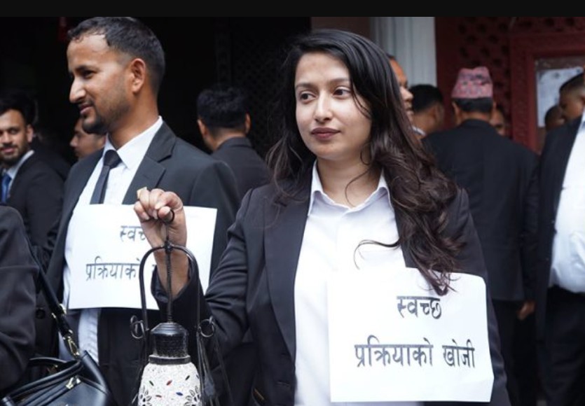 कानुन व्यवसायीद्वारा सर्वोच्च परिसरमा दिउँसै लालटिन बालेर प्रदर्शन