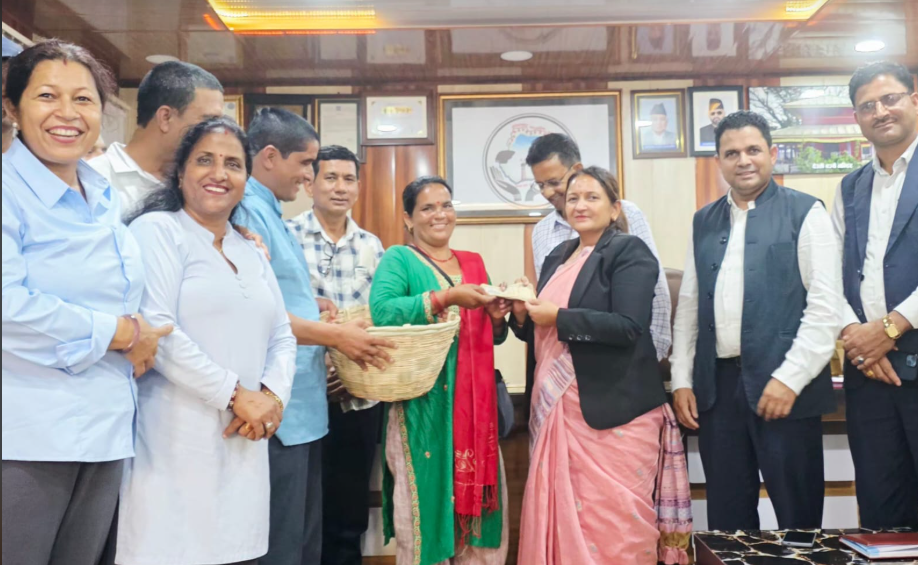 काफल पोखिएकी महिलालाई वीरेन्द्रनगर नगरपालिकाद्वारा १० हजार रुपैयाँ सहयोग