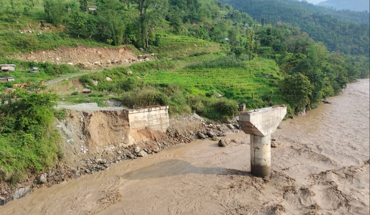 पाँचथरमा बाढीपहिरोको वितण्डा: चार परिवार विस्थापित, निर्माणाधीन पुल र जलविद्युत् आयोजनामा करोडौँको क्षति