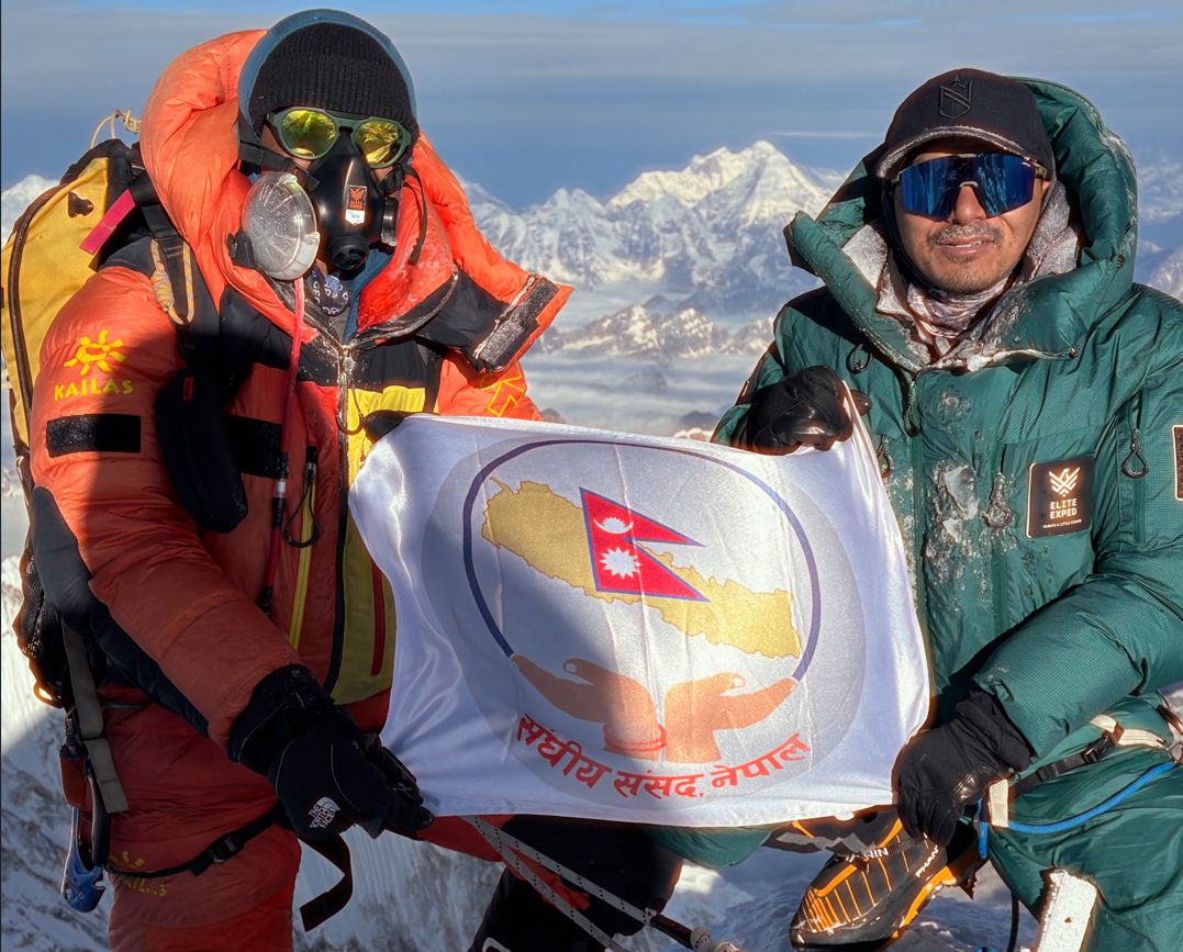 रास्वपा सांसद मिङ्मा डेभिड शेर्पाद्वारा संघीय संसद्को लागोसहित सगरमाथाको सफल आरोहण