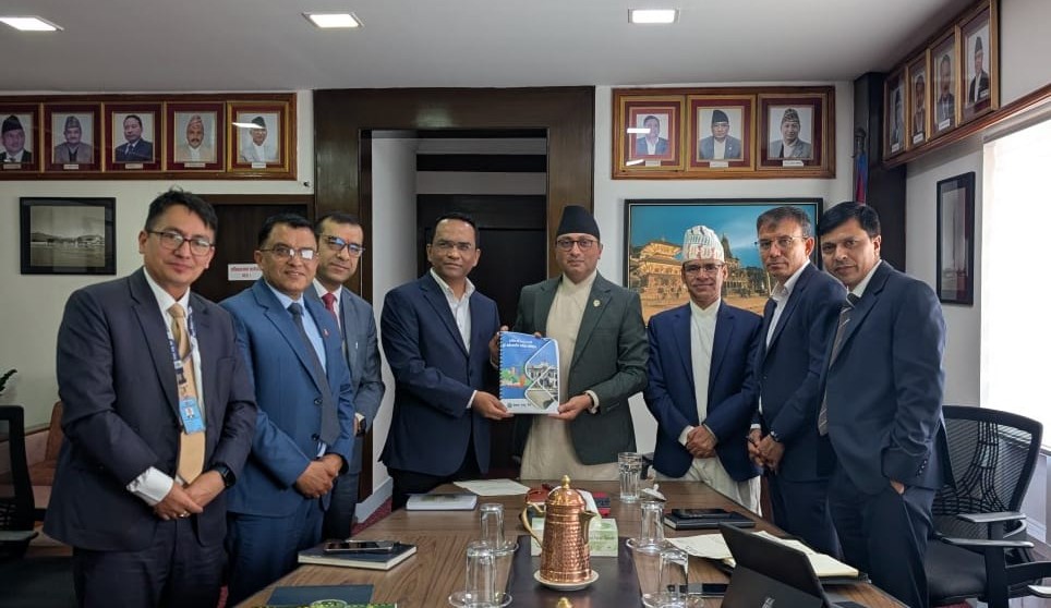 बजेट तर्जुमाका लागि गभर्नरले अर्थमन्त्रीलाई बुझाए मुलुकको आर्थिक तथा वित्तीय समीक्षा प्रतिवेदन