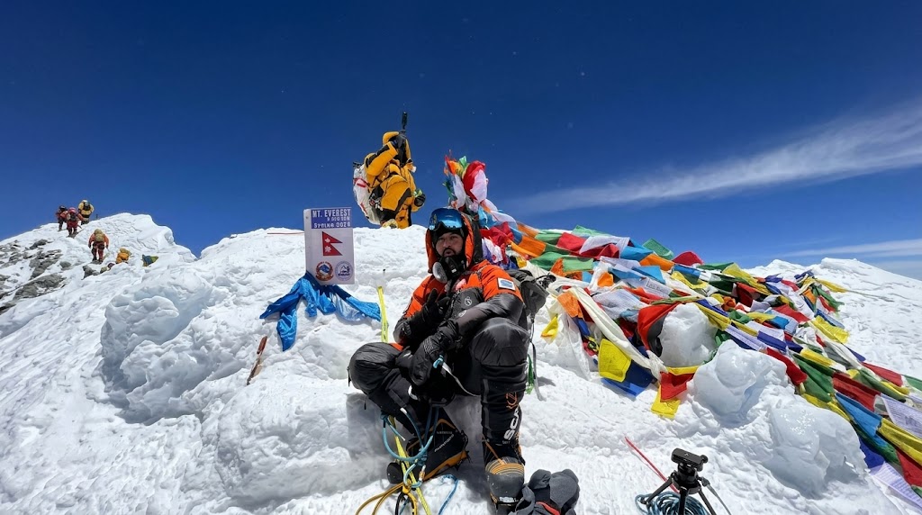 अधिवक्ता सुदिज्ञ पन्तद्वारा सर्वोच्च शिखर सगरमाथाको सफल आरोहण
