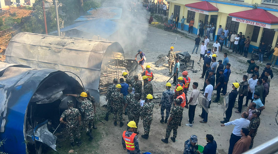 जिल्ला अस्पताल बैतडीको पुरानो गोदाममा आगलागी